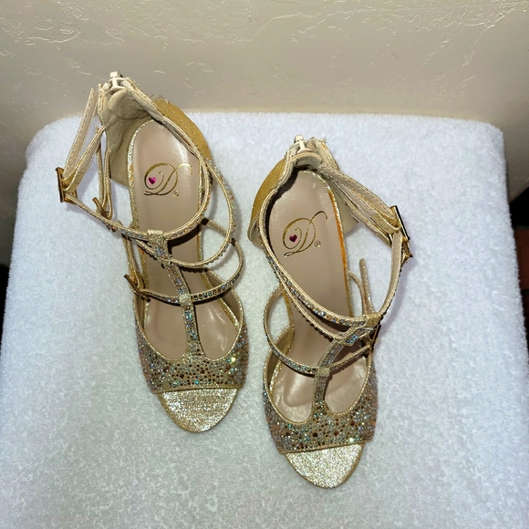 Heels - Picture 7 of 7